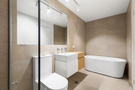 Oversized two bedroom apartment in prime location! - Photo 5