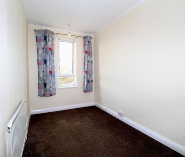 2 Bedroom Flat - Above Shop To Let - Photo 3