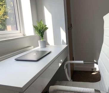 Bed Student Flat, LN1 - Photo 3