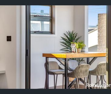 Near new stunning 4-bedroom duplex. - Photo 2