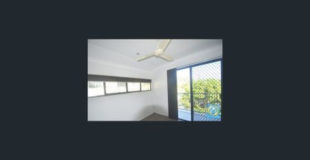 TWO STOREY HOME IN THE HEART OF GLADSTONE - Photo 2