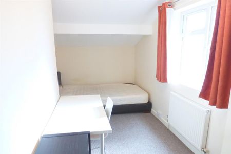 4 bedroom semi-detached house to rent - Photo 5