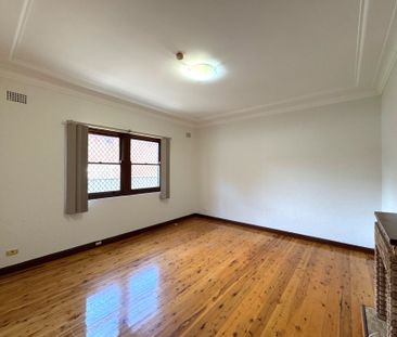 Solid Bick Home - 4 Bedrooms - Photo 2