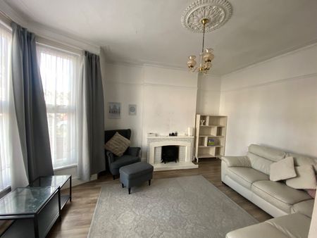 4 Bed End Terrace, Hazeldene Road, IG3 - Photo 3