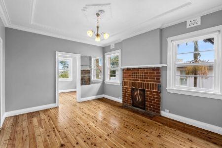 Charming Two-Bedroom Apartment in a Quiet Rustic Block - Photo 5