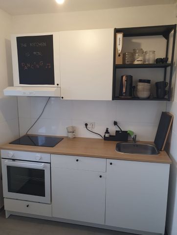 Rodenkirchen-Zentrum: Ruhige, modernisierte Zweizimmerwohnung mit großem Balkon und TG.-Stellplatz ! - Photo 2