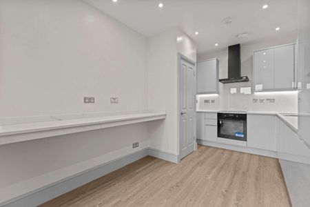 A fully refurbished one bedroom apartment with air conditioning in the heart of Sunningdale. - Photo 5