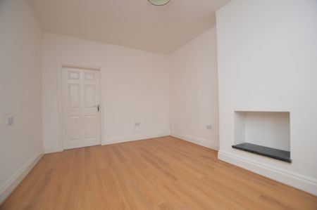 3 Bedroom Terraced House - Photo 3