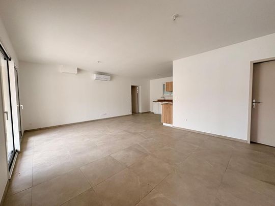 Location Maison 4 pièces 85m² VALLON PONT D ARC 07150 - Photo 1