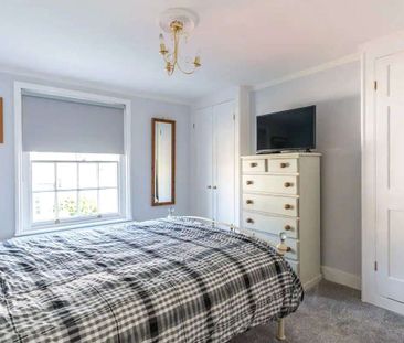 A charming three bed home with an attractive rear garden in the pop... - Photo 4