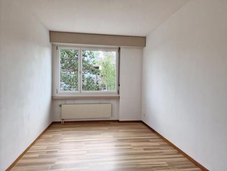 "Grossräumige Wohnung mit Balkon in zentraler Gegend!" - Photo 4