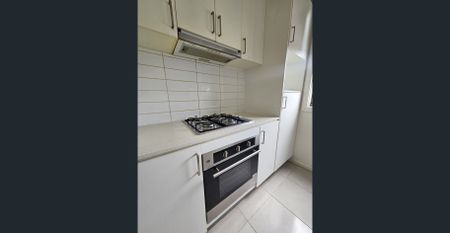 Charming 2 Bedroom Townhouse in a Prime Location - Photo 3