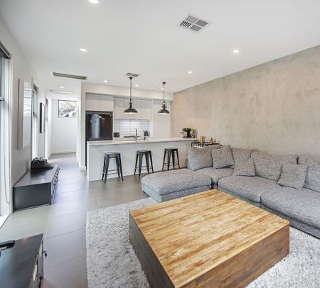 Stylish Modern 2-Bedroom Townhouse in Trendy Brompton! - Photo 2