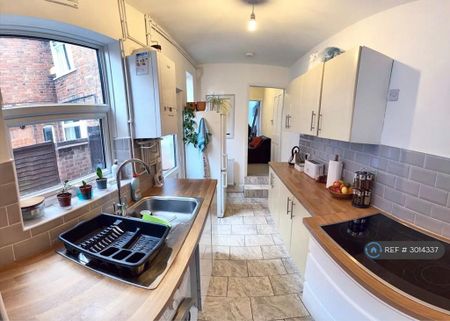 1 bedroom in a house share to rent - Photo 4
