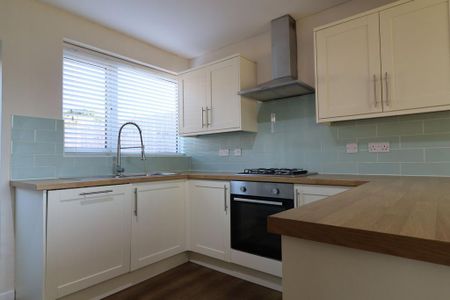 3 bedroom semi-detached house to rent - Photo 2