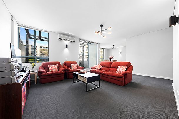 Huge 2 bedroom Light and Bright apartment with 2 Security Spaces - Photo 1