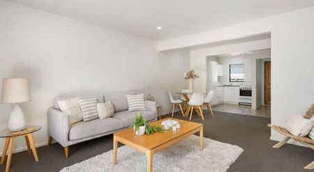 Three Bedroom Townhouse in Prime location! - Photo 3