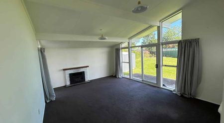 Sunny 3-Bedroom Home in a Great Location – $500 per week - Photo 2