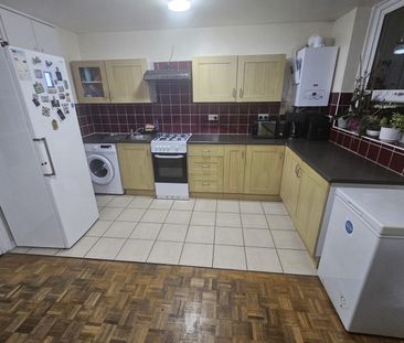 2 Bed Flat, Redbridge Lane East, IG4 - Photo 2