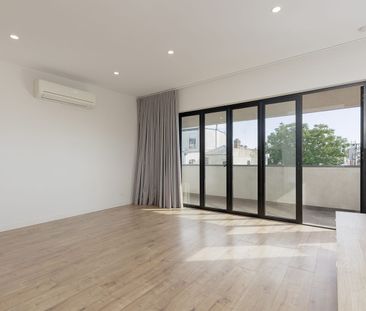 Sun-Drenched Fitzroy Living with Stunning Views - Photo 1