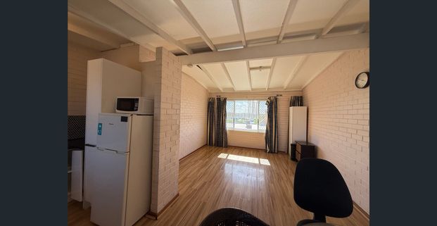 One bedroom UNFURNISHED unit in excellent location - Photo 1