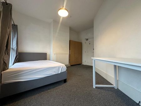 1 bedroom in a flat share to rent - Photo 3