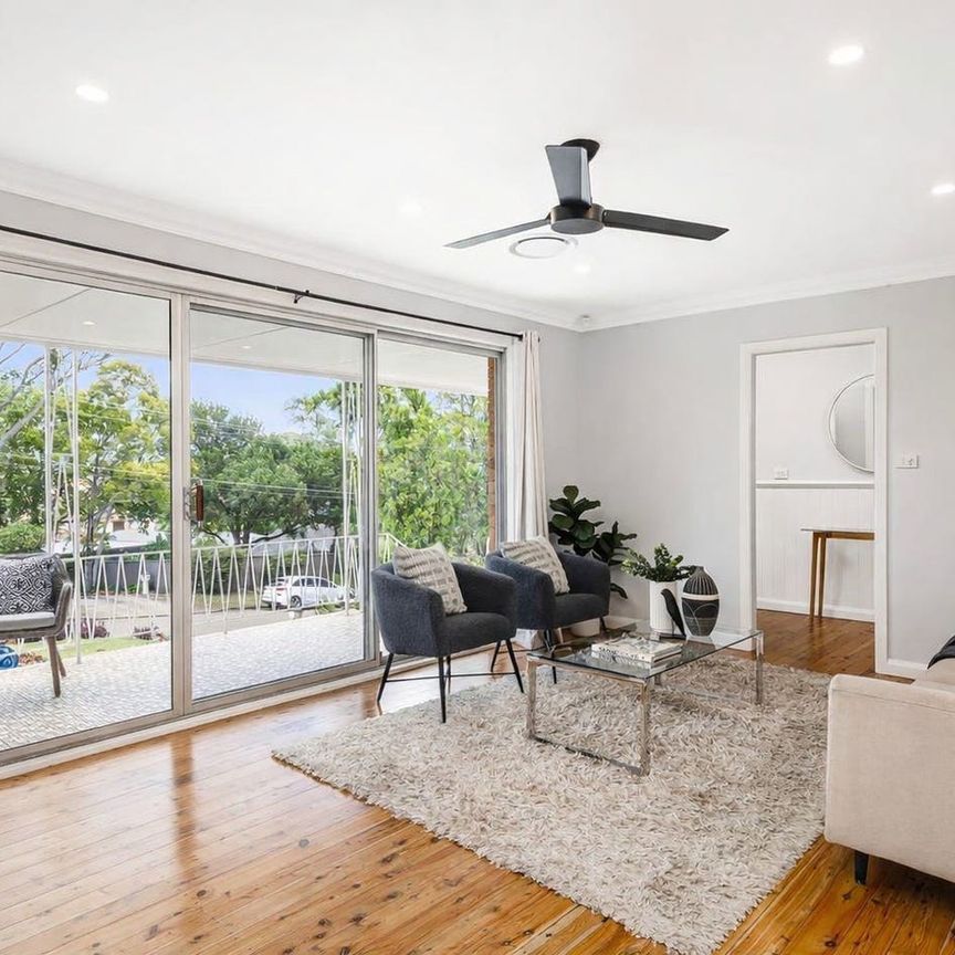 SPACIOUS THREE BEDROOM HOME IN A PRIME LOCATION ! - Photo 1