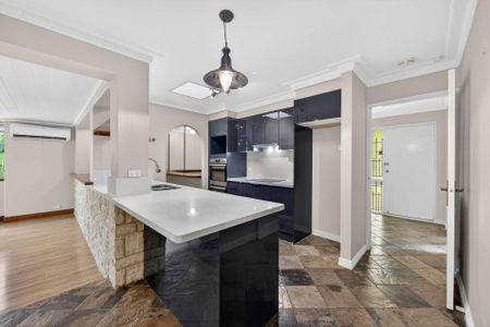 Private Family Oasis with Sparking Pool! - Garden and Pool Maintenance included - Photo 3