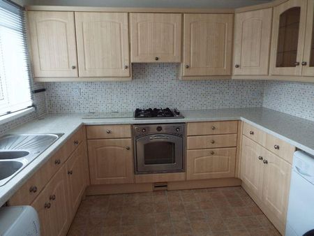 4 bedroom terraced house to rent - Photo 5