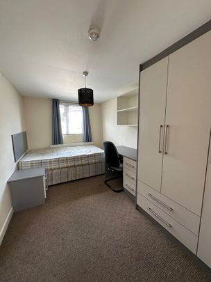 6 Bed Terraced House, Pitcroft Avenue, RG6 - Photo 1