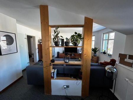 Sonnige Dachgeschosswohnung im villenartigen Wohnhaus - Photo 2