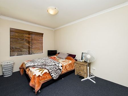 Modern Street Front Villa - Photo 3