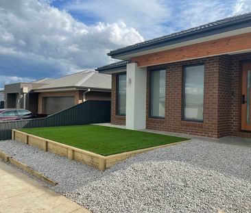 EXECUTIVE FAMILY HOME IN POPULAR LUCAS LOCALE - Photo 4