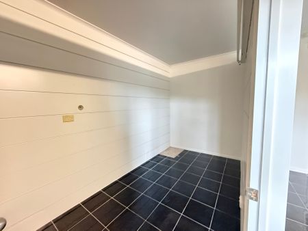 4 Bedroom Property with 2 Lounges&excl;&excl; - Photo 3