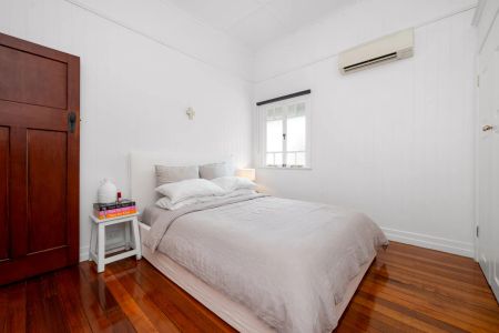Charming Queenslander Living Opposite Parkland – Walk to schools, shops & public transport - Photo 3