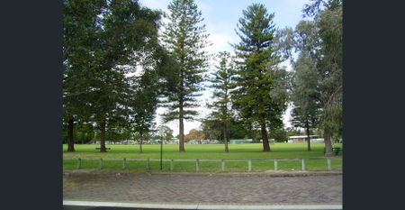 FURNISHED 1 Bed apartment on Ground Floor in quiet small complex opposite Richardson Park, walk to transport, Perth Zoo, bar & restaurants precinct - Photo 4