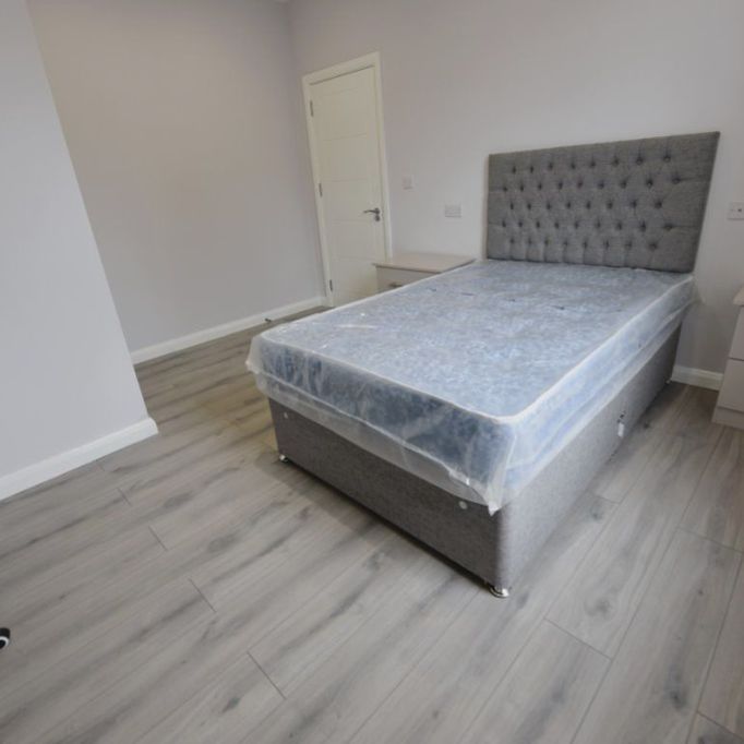 2 bedroom Flat in Flat 2, Leeds - Photo 1