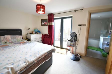 3 bedroom flat to rent - Photo 2