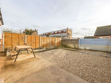 OX Living is proud to present this high-quality 7-bedroom co-living property, perfect for working professionals looking for stylish, stress-free living. Room 3 - Photo 4