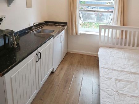 1 bedroom in a house share to rent - Photo 5