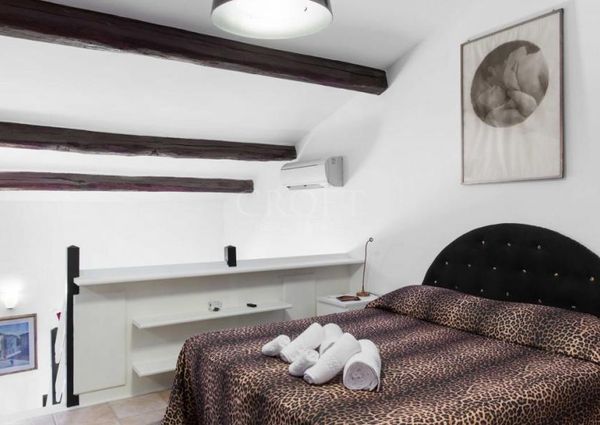 Trastevere: Furnished, modern 2 Bedroom, 2 bath, spacious living room, brgiht, silent, air conditioning. Located in beautiful private complex. #1168