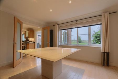 4 bedroom detached house to rent - Photo 4
