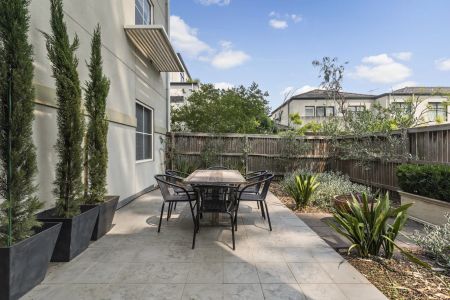 Ground Floor Apartment with Large Courtyard! - Photo 2