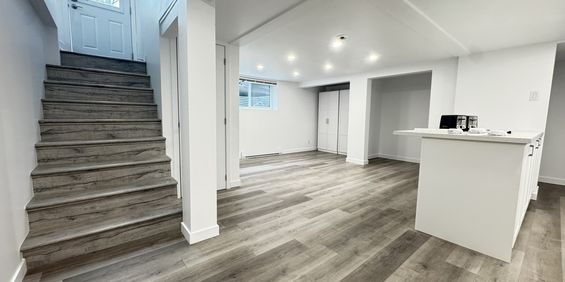 Trés Beau 4 1/2 Rénové Au Demi Sous-sol - Photo 3