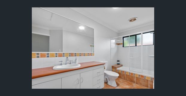 Spacious Three-Bedroom Townhouse in Prime Aspley Location! - Photo 1