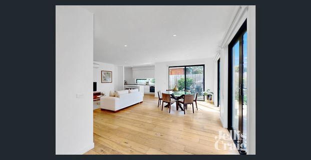 Spacious home in prime location! - Photo 1