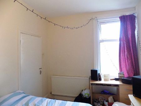 4 bedroom terraced house to rent - Photo 3