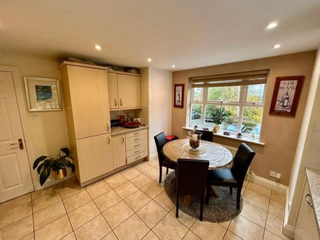 Woodbridge Manor, Camberley - 2 bedrooms Property for lettings - Seymours - Photo 2