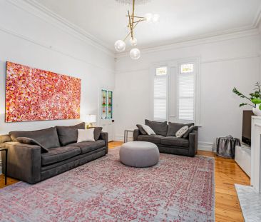 Commanding & Elegant return verandah Villa - Photo 1