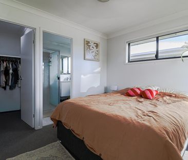 Low-Maintenance Family Home in Sought-After Oasis Estate - Photo 4